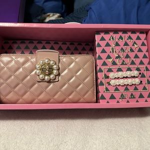 New crossbody with hair clips never been use